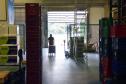 Mais uma leva de vacina Cominarty, produzida pela Pfizer/BioNTech, chegou ao Paraná nesta quinta-feira (3). O lote de 37.440 doses foi recebido às 13h20 no Aeroporto Internacional Afonso Pena, em São José dos Pinhais, na Região Metropolitana de Curitiba, e seguiu para conferência no Centro de Medicamentos do Paraná (Cemepar), onde chegou às 13h50. - Curitiba, 03/06/2021