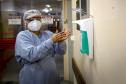 A parnanguara Lucimar Josiane de Oliveira, de 44 anos, recebeu a primeira dose da vacina contra a Covid-19 exatamente às 21h48 do dia 18 de janeiro de 2021. A enfermeira, que atua no Complexo Hospitalar do Trabalhador (CHT), foi a primeira paranaense a ser vacinada contra o novo coronavírus. - Curitiba, 15/07/2021