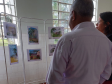 pessoas olhando para exposição de desenhos 
