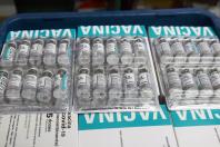 Saúde começa a distribuir nesta terça vacinas contra Covid-19 para trabalhadores da educação