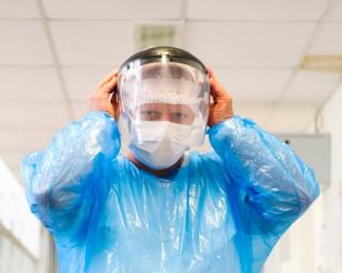 Pessoa com equipamento de proteção