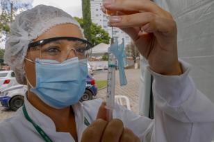 Com novos grupos e diálogo, Paraná deve acelerar imunização contra Covid-19