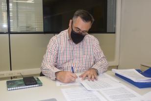 Secretário assina adesão de 390 municípios ao Programa PlanificaSUS Paraná