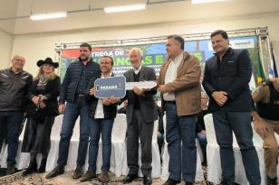 Governo entrega 15 veículos para fortalecer atendimento em saúde em Jacarezinho 