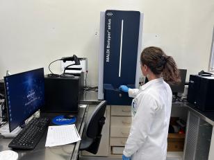 O espectrômetro de massa com tecnologia MALDI-TOF reduz o tempo de espera pelos resultados e possibilita o acesso a um banco de informações utilizado somente por laboratórios de referência