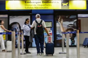 Estado e Anvisa levam vacinação a aeroportos do Paraná com foco na Copa