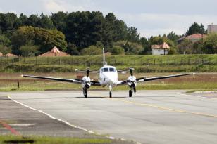 Governador mobiliza aeronave do Estado para trazer polilaminina a paciente de Curitiba