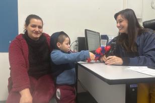Na foto Cintia e o filho Thiago, com a doutora Fabíola