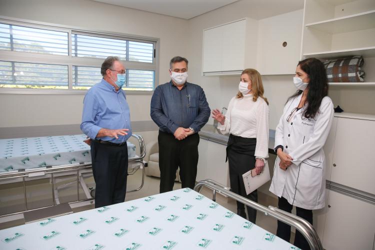 O secretário de Estado da Saúde Beto Preto entrega 57 novos leitos no Hospital Universitário (HU) de Londrina, sendo destinados exclusivamente aos pacientes confirmados e suspeitos da Covid-19, sendo 32 de UTI (adulto e pediátrica) e 25 de enfermaria. 20/07/2020