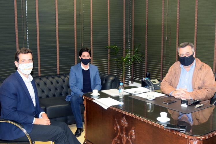 O secretário de Estado da Saúde, Beto Preto, e o diretor-geral da Sesa, Nestor Werner Júnior, participaram da primeira reunião do Comitê de Planejamento de Retorno às Aulas pós-pandemia nesta quarta-feira (1º).