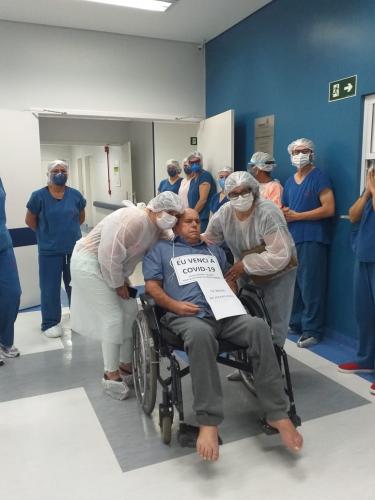 Paciente com Covid-19 recebe alta após 51 dias internado em Santo Antônio da Platina