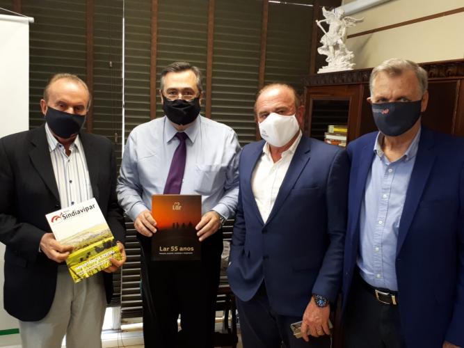 A nova direção do Sindicato das Indústrias de Produtos Avícolas do Estado do Paraná (Sindiavipar) esteve com o secretário de Estado da Saúde, Beto Preto, nesta quinta-feira (24) para discutir o cenário na pandemia no setor.