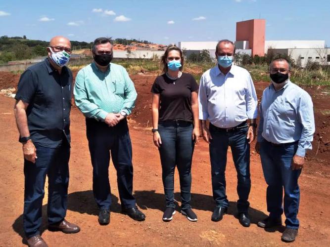 O secretário de Estado da Saúde, Beto Preto, esteve em Cornélio Procópio na última semana para realizar uma visita técnica nas obras do futuro Hospital Regional. A nova unidade hospitalar irá atender todos os municípios da 18° Regional de Saúde. O hospital que teve o convênio federal assinado em 2010 será concluído até o segundo semestre de 2021 e beneficiará cerca de 230 mil pessoas.