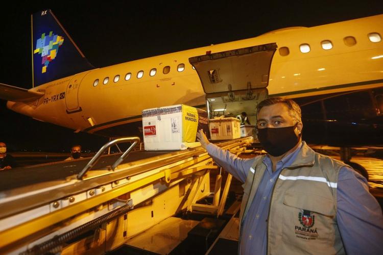 As vacinas Oxford/AstraZeneca, desenvolvidas em parceria com a Fundação Oswaldo Cruz (Fiocruz), devem chegaram no Aeroporto Internacional Afonso Pena, em São José dos Pinhais, na Região Metropolitana de Curitiba.
