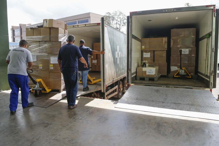 Começa a distribuição de 2,2 milhões de insumos para a vacinação no Paraná