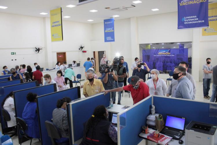 Vacinação e medidas de enfrentamento à pandemia melhoram indicadores no Paraná