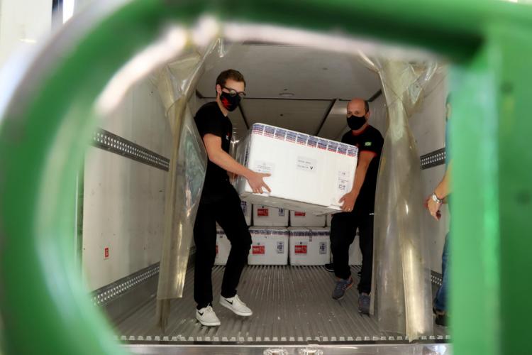 Paraná receberá mais 242 mil doses nesta quinta para vacinar gestantes e pessoas com comorbidades.