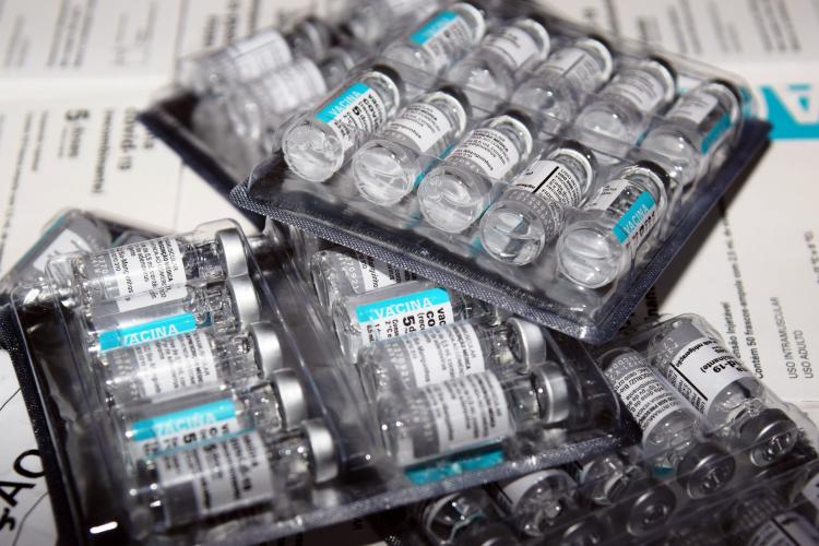 Saúde começa a distribuir nesta terça vacinas contra Covid-19 para trabalhadores da educação