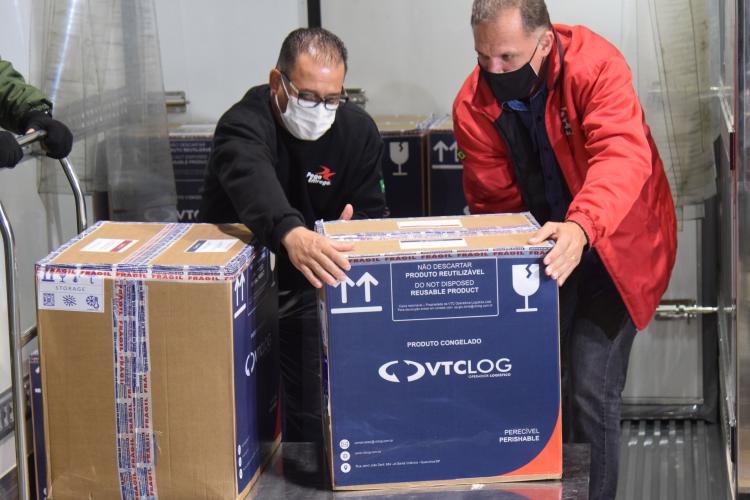 Novo lote de vacinas da Pfizer será distribuído para Capital e Interior do Paraná