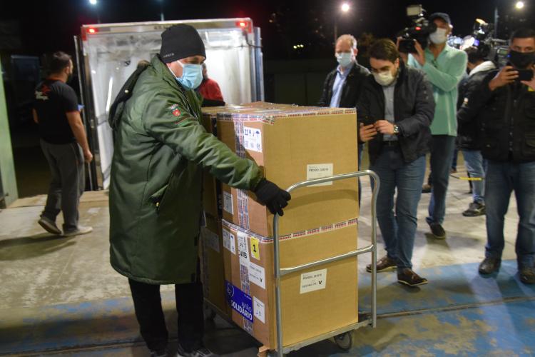 Novo lote de vacinas da Pfizer será distribuído para Capital e Interior do Paraná