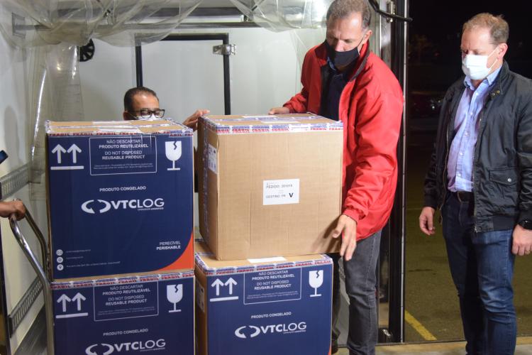 Novo lote de vacinas da Pfizer será distribuído para Capital e Interior do Paraná