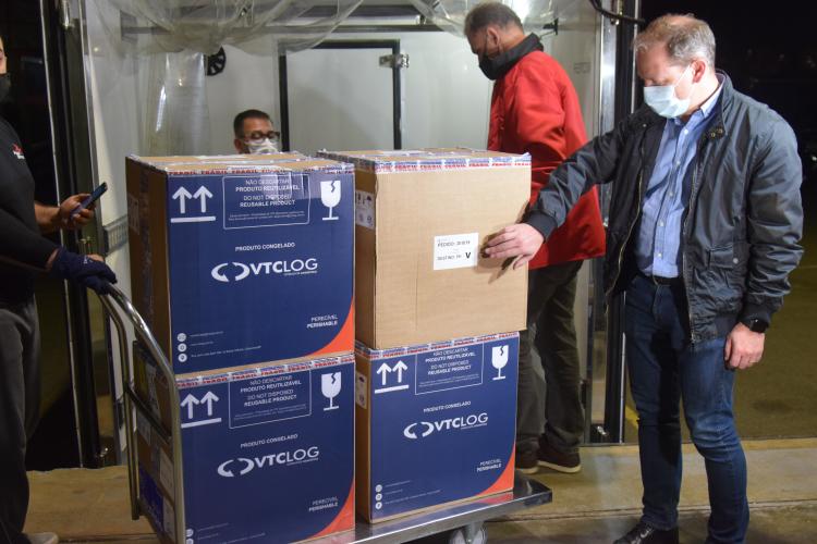 Novo lote de vacinas da Pfizer será distribuído para Capital e Interior do Paraná