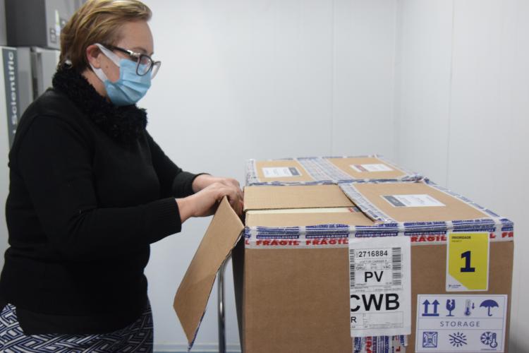 Novo lote de vacinas da Pfizer será distribuído para Capital e Interior do Paraná