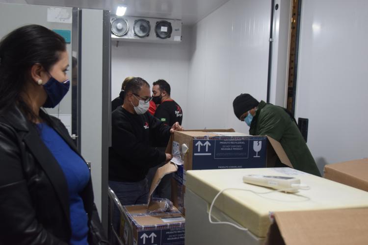 Novo lote de vacinas da Pfizer será distribuído para Capital e Interior do Paraná