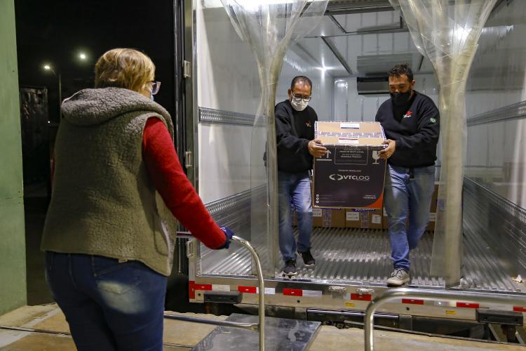 vacinas contra Covid-19 produzidas pela parceria entre Pfizer e BioNTech. O terceiro lote dos imunizantes, que chegou à Capital nesta terça-feira (18), com mais 39.780 doses