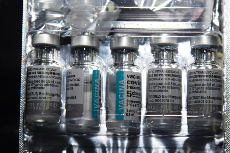 O Centro de Medicamentos do Paraná (Cemepar) enviou nesta sexta-feira (21) o maior quantitativo de insumos em um só dia desde o início do combate a Covid-19 no Estado. Ao todo, 1.114.257 unidades estão sendo enviadas para as 22 Regionais de Saúde.