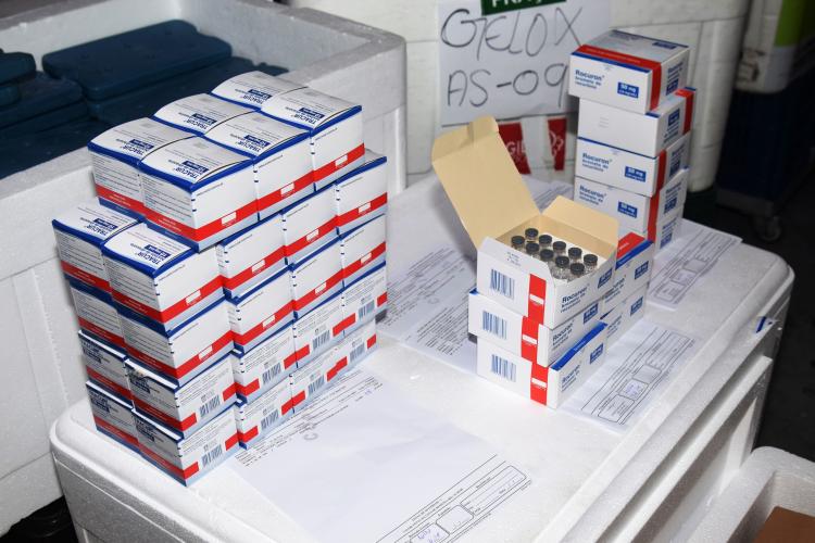 O Centro de Medicamentos do Paraná (Cemepar) enviou nesta sexta-feira (21) o maior quantitativo de insumos em um só dia desde o início do combate a Covid-19 no Estado. Ao todo, 1.114.257 unidades estão sendo enviadas para as 22 Regionais de Saúde.