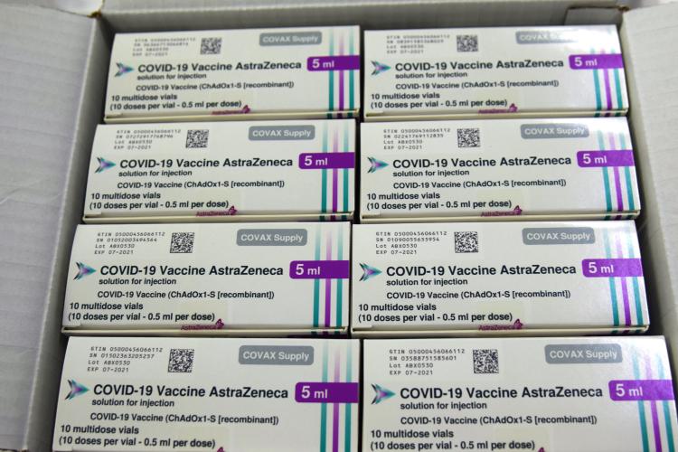 O Centro de Medicamentos do Paraná (Cemepar) enviou nesta sexta-feira (21) o maior quantitativo de insumos em um só dia desde o início do combate a Covid-19 no Estado. Ao todo, 1.114.257 unidades estão sendo enviadas para as 22 Regionais de Saúde.