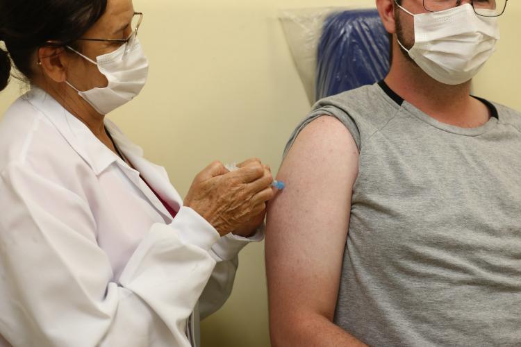 Mais de 629,6 mil doses de vacinas contra a Covid-19 foram aplicadas aos finais de semana no Paraná
