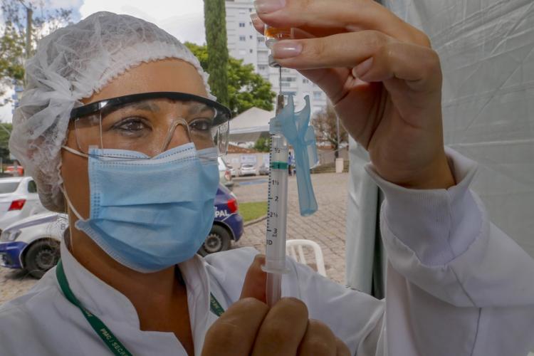 Com novos grupos e diálogo, Paraná deve acelerar imunização contra Covid-19