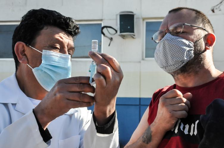 Municípios aderem campanha de domingo a domingo e população é vacinada contra a Covid-19 neste sábado