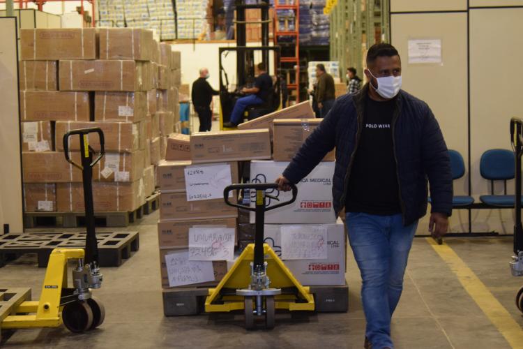 Sesa distribui novas seringas para Curitiba e remessa de insumos para vacinação no Estado chega a 1,9 milhão em dois dias