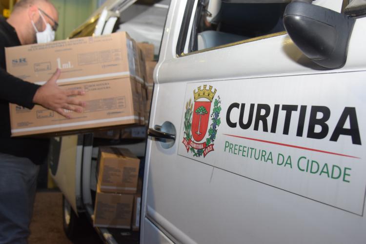 Sesa distribui novas seringas para Curitiba e remessa de insumos para vacinação no Estado chega a 1,9 milhão em dois dias