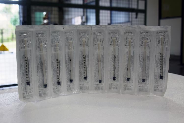 Sesa distribui novas seringas para Curitiba e remessa de insumos para vacinação no Estado chega a 1,9 milhão em dois dias