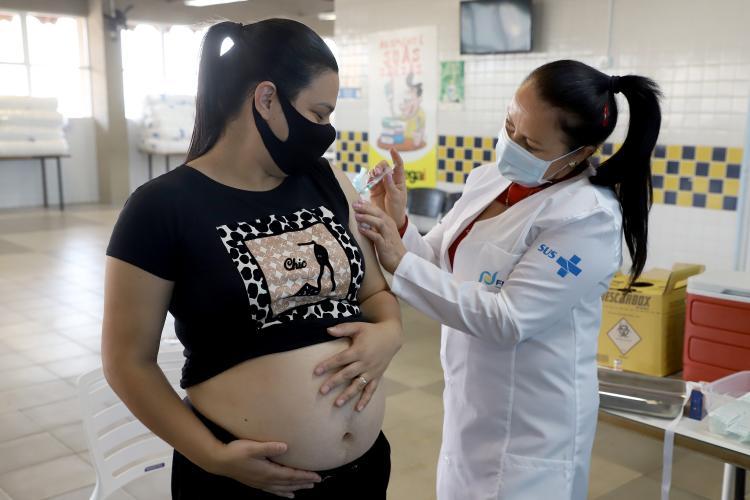 Após iniciativa do Paraná e de outros estados, a vacinação contra a Covid-19 em gestantes e puérperas sem comorbidades é recomendação nacional