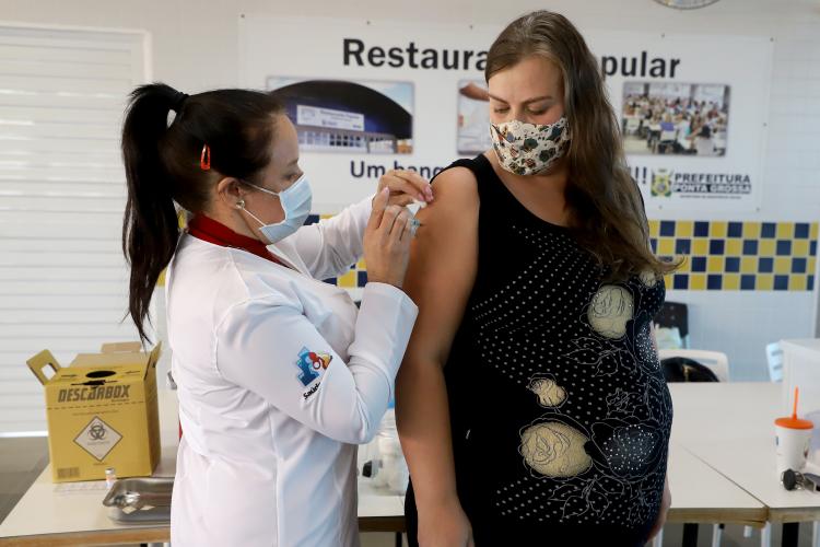 Paraná é o segundo estado em números absolutos de vacinação de gestantes e puérperas