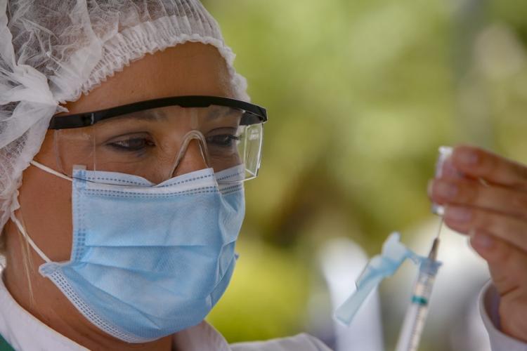 Um em cada cinco paranaenses com idade superior a 18 anos está imunizado contra a Covid-19