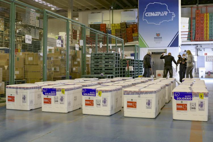 O Paraná deve receber nos próximos dias mais 649.420 doses de vacinas contra a Covid-19.
