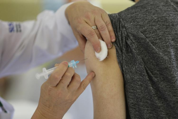 Mais da metade dos municípios do Paraná já vacina na faixa de 18 a 30 anos