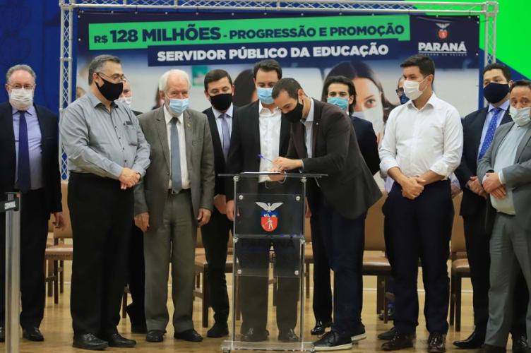 Saúde edita resolução e escolas do Paraná podem receber mais alunos por sala de aula