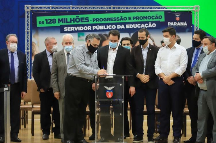 Saúde edita resolução e escolas do Paraná podem receber mais alunos por sala de aula