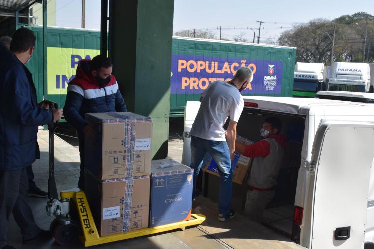 Paraná recebe mais 435.290 vacinas contra Covid-19 entre domingo e segunda-feira