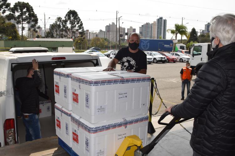 Paraná recebe 190 mil vacinas contra a Covid-19