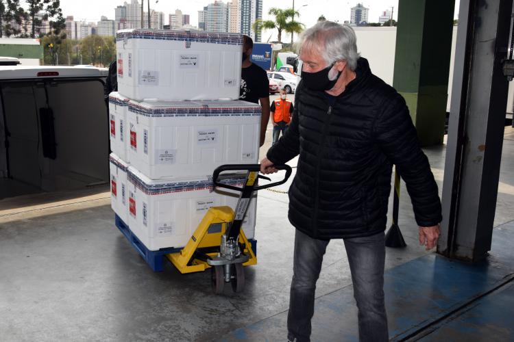 Paraná recebe 190 mil vacinas contra a Covid-19