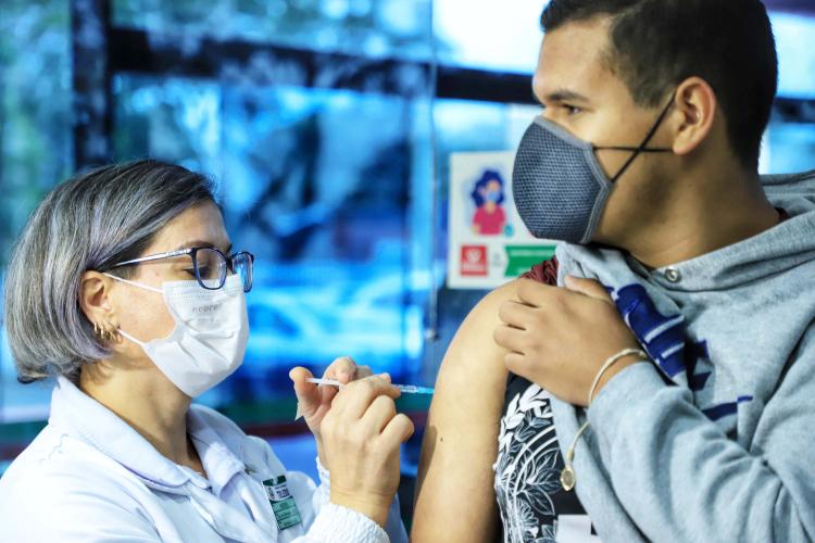 Vacinação contra a Covid-19 avança e Paraná chega a mais de 12 milhões de doses aplicadas