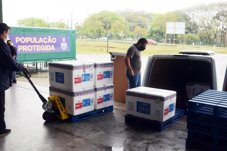 Paraná recebe 137,2 mil vacinas contra a Covid-19 para segunda dose; 176,6 mil para dose reforço chegam no sábado